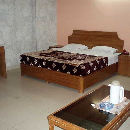 Hotel Ashoka International Нью-Дели Экстерьер фото