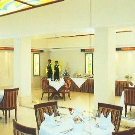 Hotel Ashoka International Нью-Дели Экстерьер фото