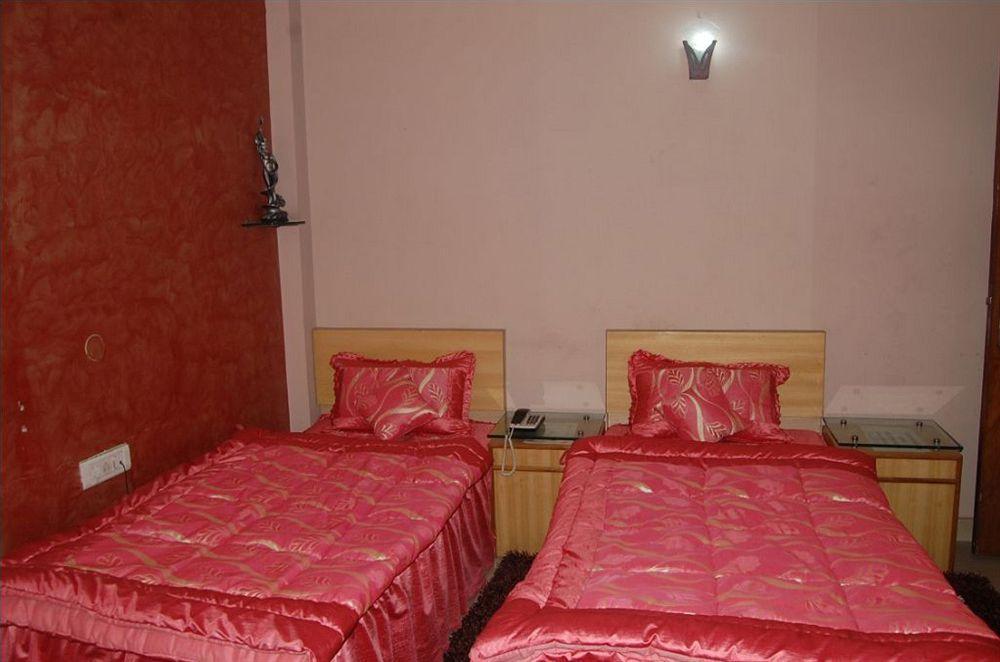 Hotel Ashoka International Нью-Дели Экстерьер фото