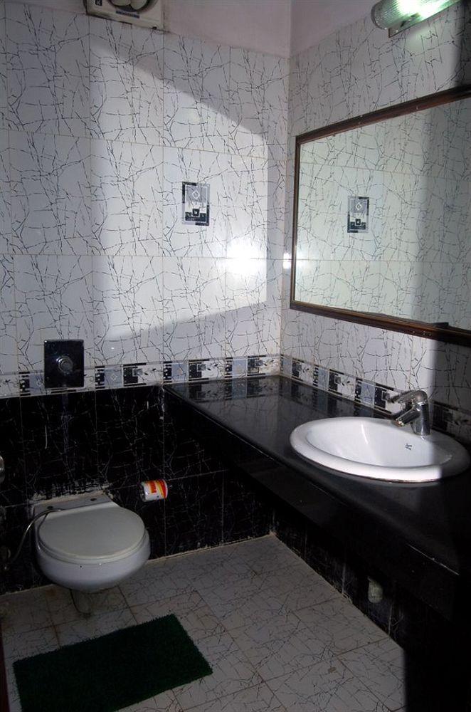 Hotel Ashoka International Нью-Дели Экстерьер фото